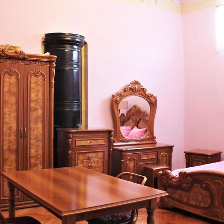 Guesthouse Medea On Pushkini 4 Kutaisi Ngoại thất bức ảnh