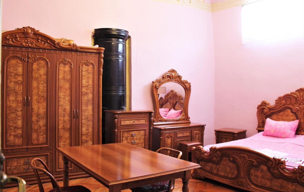 Guesthouse Medea On Pushkini 4 Kutaisi Ngoại thất bức ảnh