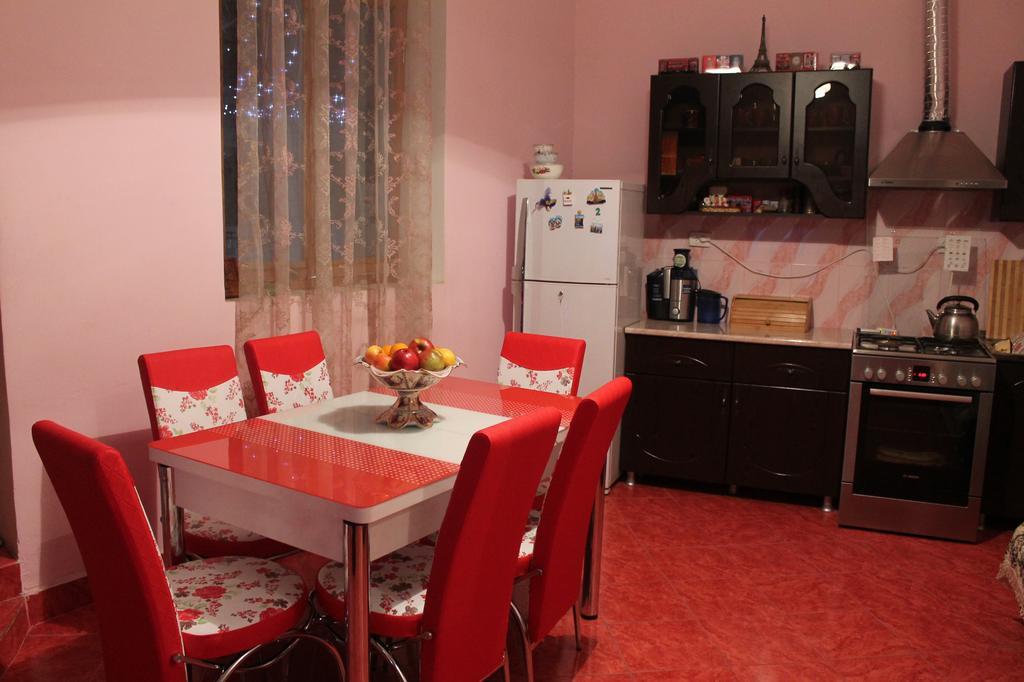 Guesthouse Medea On Pushkini 4 Kutaisi Ngoại thất bức ảnh